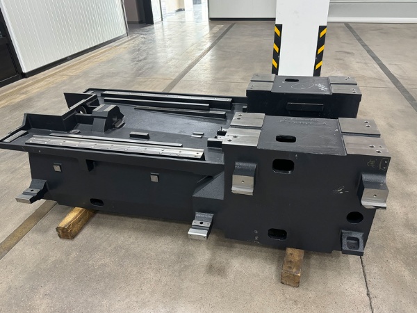 Thân, đế máy CNC là bộ phận chịu lực chính, nâng đỡ toàn bộ kết cấu máy